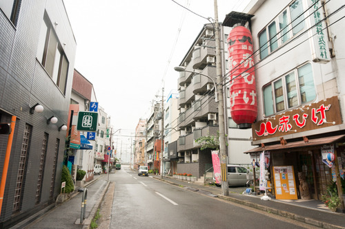 赤ひげの赤提灯の横を通り過ぎます。